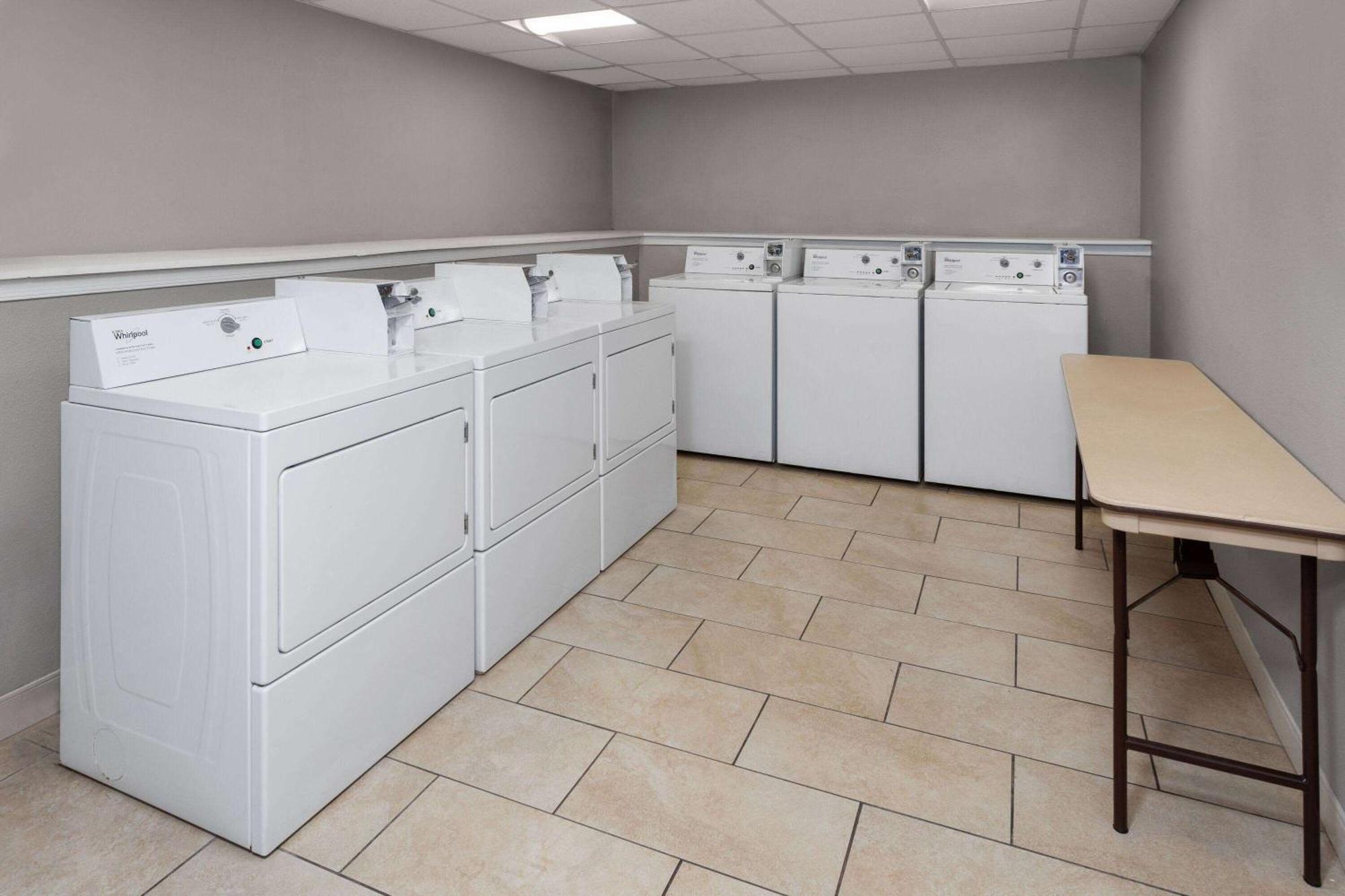 Super 8 By Wyndham Baltimore Northwest מראה חיצוני תמונה